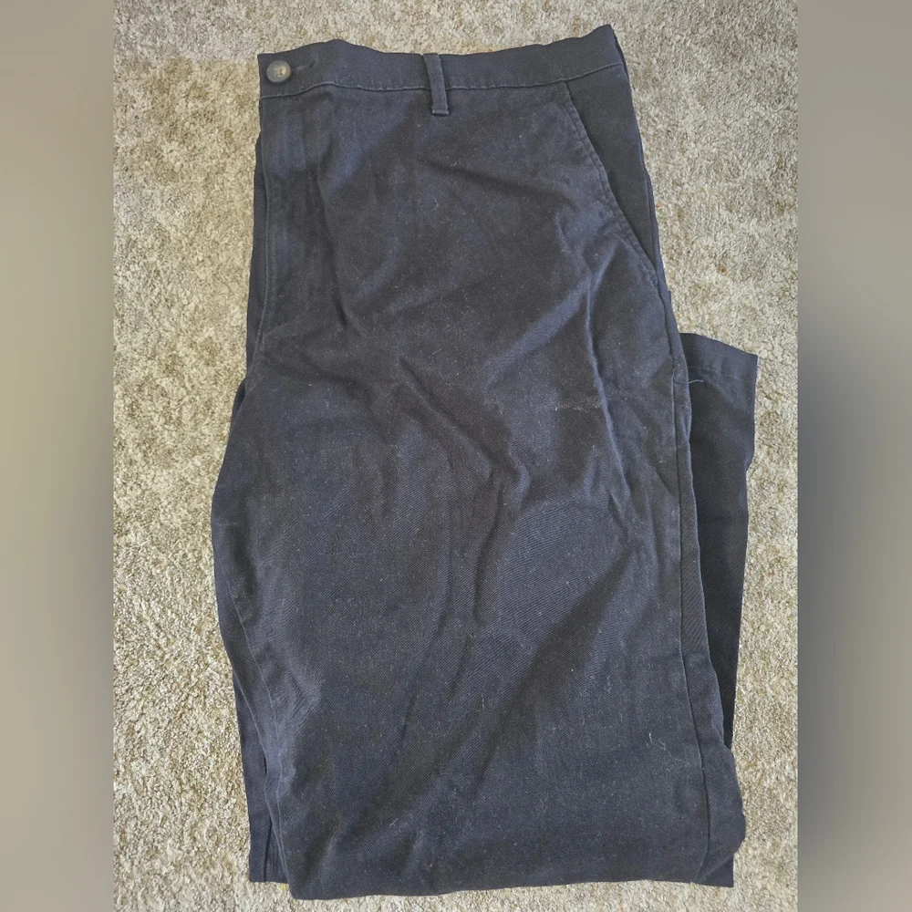Amazon Essentials Mens Chino Pants - Black